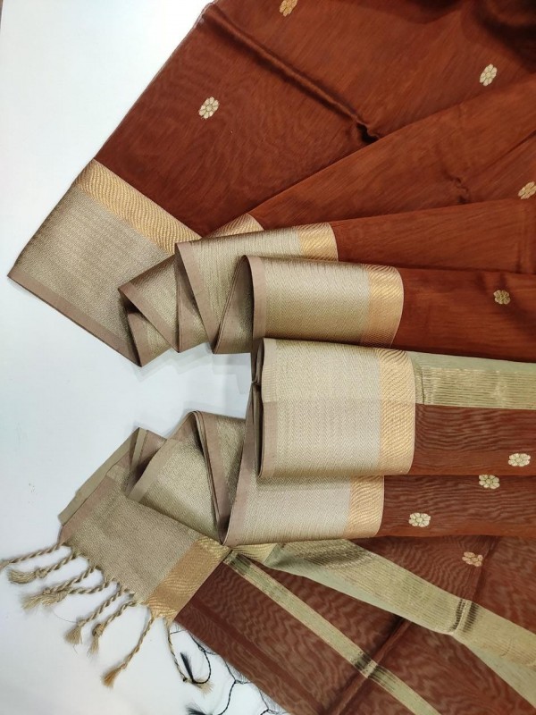 Maheshwari Handwoven Resham Thread Border with Buti weaving.